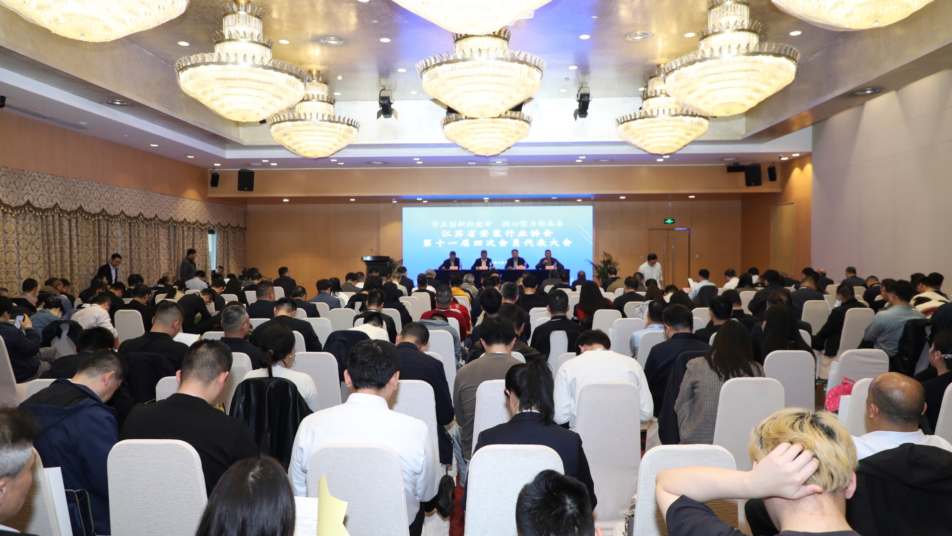 载誉前行，砥砺奋进 —— 董事长徐雪宏荣获江苏省安装行业 "金牌企业家"，统一安装集团获评 "安装百强"